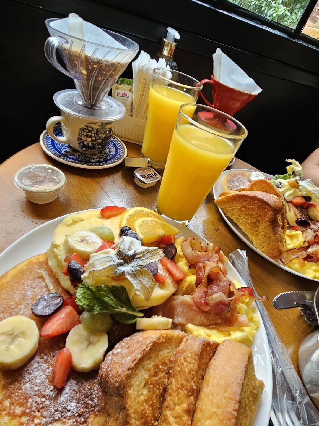 American Breakfast no Sherlocks Coffee