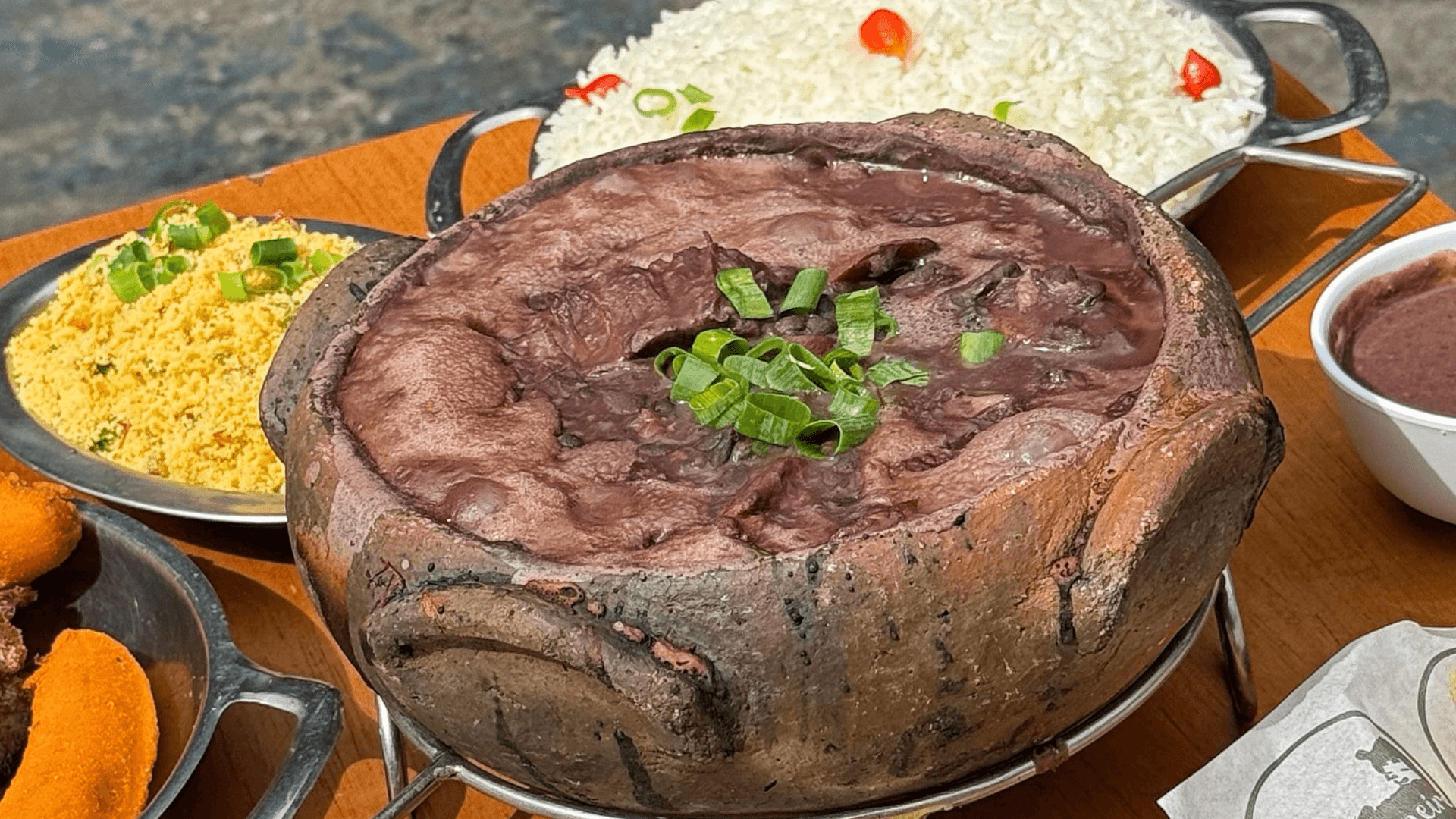 Feijoada todo dia - a melhor da Paulista! Serve 4 pessoas 1