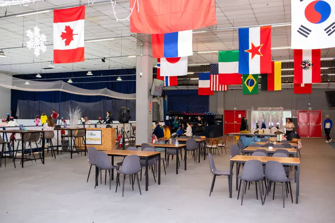 Patinação Noturna: Pista Transformada em Balada